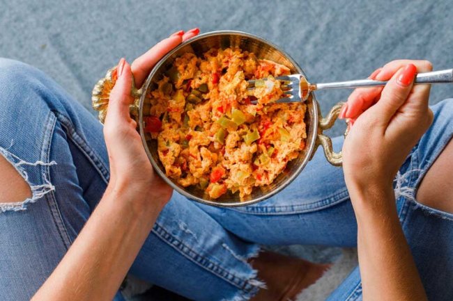 शास्त्रानुसार इन बातों के कारण खाना ठीक से पचता नहीं है